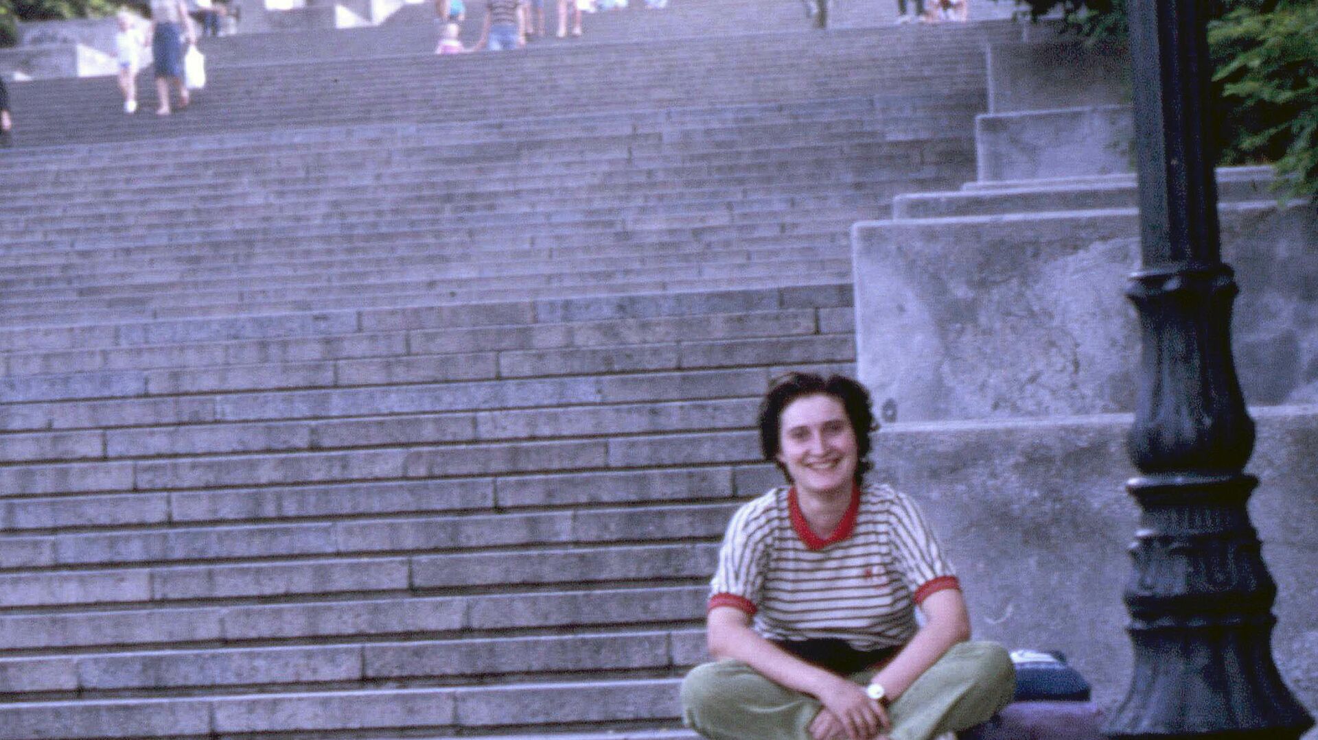 Sara Gutiérrez en las escaleras en las que se filmó 'El acorazado Potemkin' en Odesa (Ucrania) - Sputnik Mundo, 1920, 08.08.2021