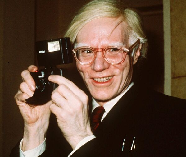 En 1968, Warhol fue baleado y casi asesinado por Valerie Solanas, una escritora que frecuentaba su estudio. El atentado a la vida del artista ​​se retrató en la película de 1996 Yo le disparé a Andy Warhol, dirigida por Mary Harron.En la foto: Andy Warhol en Nueva York en 1976. - Sputnik Mundo