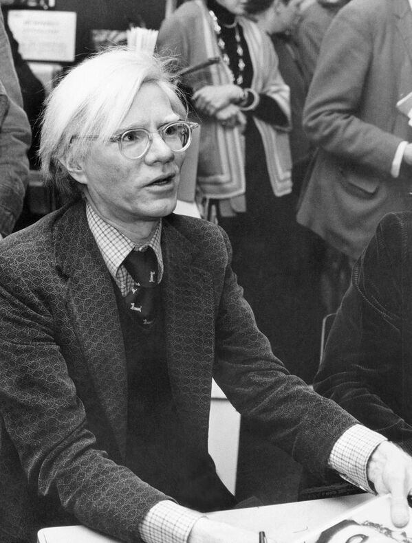 Nacido el 6 de agosto de 1928 en Pittsburgh, Pensilvania (EEUU), el artista, cuyo nombre real es Andrew Warhola, se considera el iniciador y también máximo exponente del pop art, un movimiento que buscaba alejar al arte de los círculos elitistas y acercarlo a las masas.En la foto: Andy Warhol firma copias de su libro From A to B and back again en Londres, el noviembre de 1975. - Sputnik Mundo