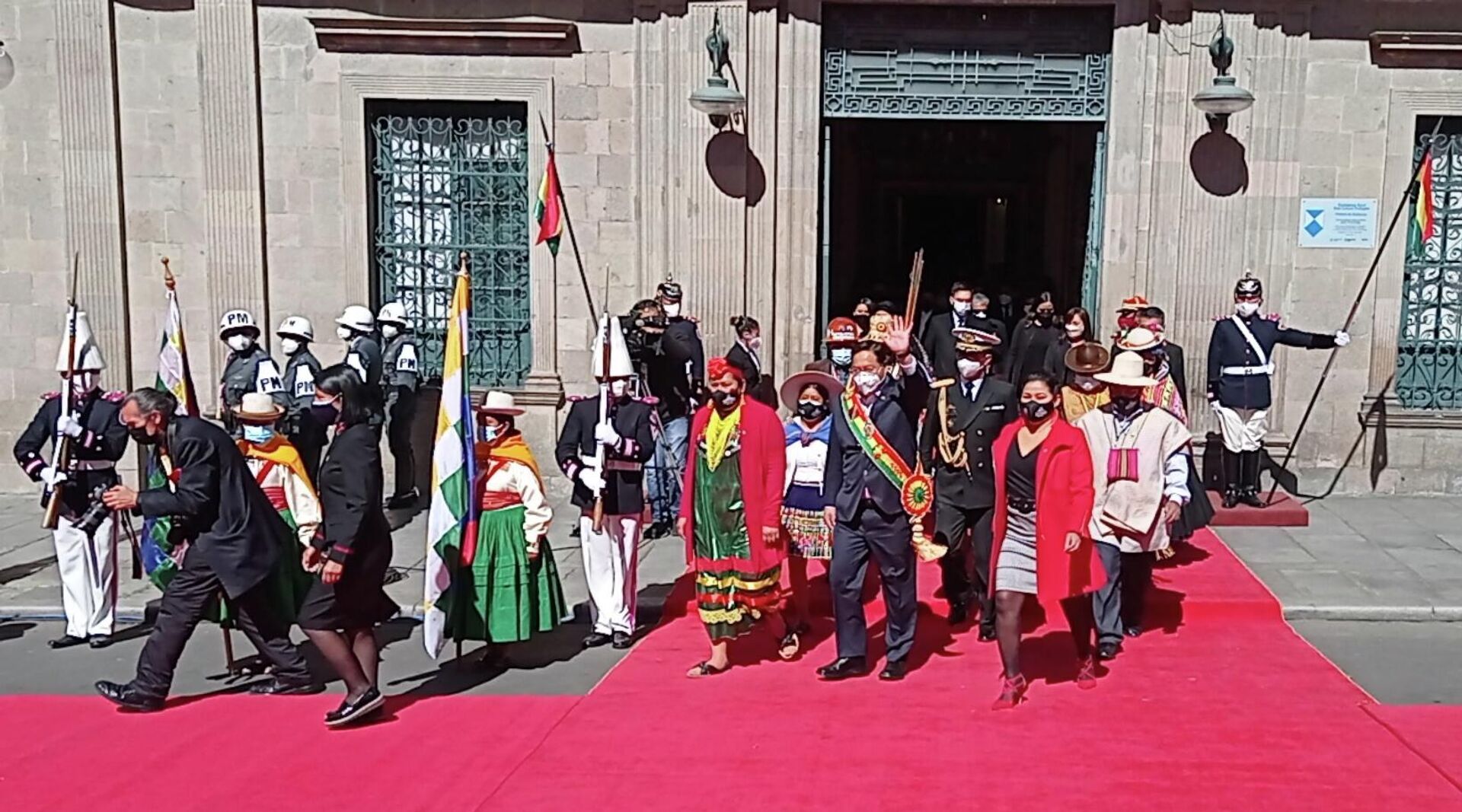 El presidente de Bolivia, Luis Arce, saliendo de la sede del Gobierno durante los actos por la independencia - Sputnik Mundo, 1920, 06.08.2021