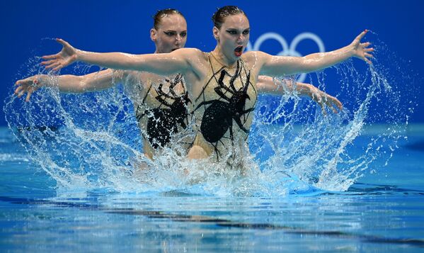 Las rusas Svetlana Kolesnichenko, y Svetlana Romashina, miembros del equipo nacional ruso, realizan su rutina libre en la competición de dúos de natación sincronizada de los Juegos Olímpicos de Tokio 2020. - Sputnik Mundo