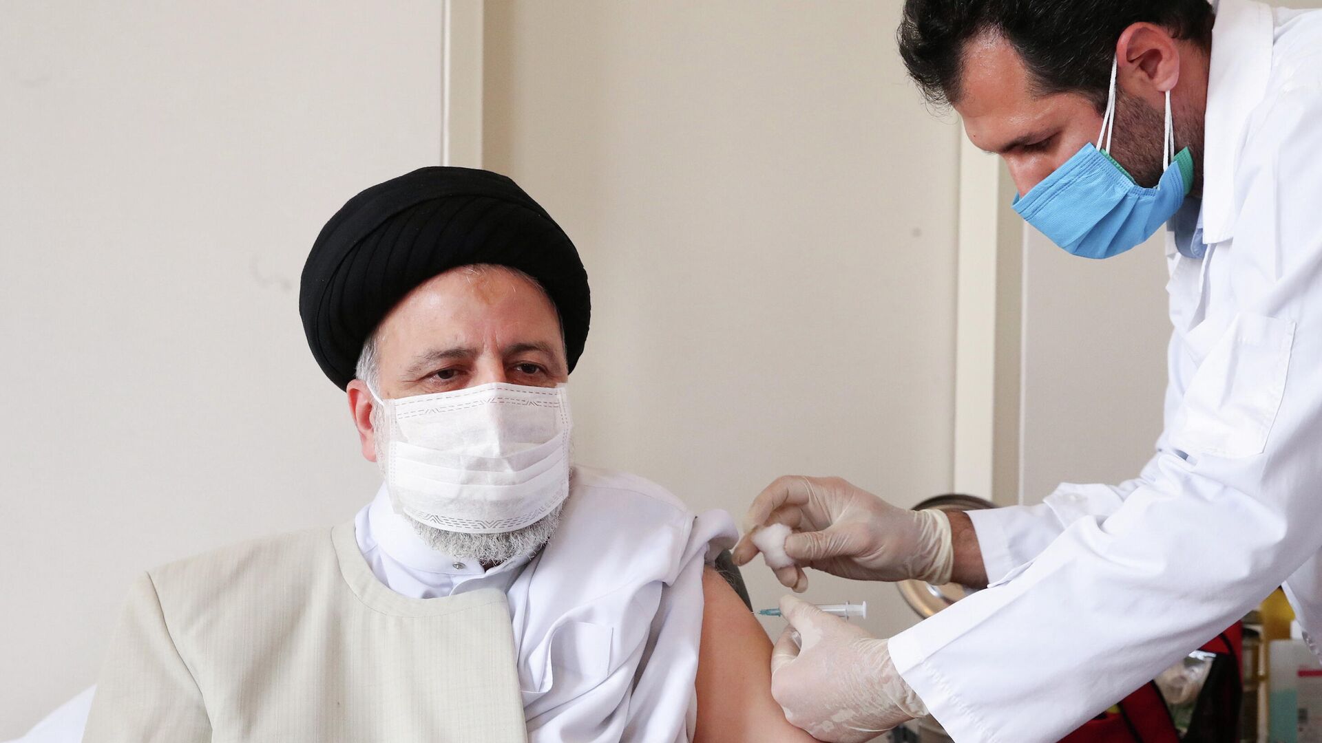 El presidente de Irán, Ebrahim Raisi, recibe la primera dosis de la vacuna nacional contra el COVID-19 - Sputnik Mundo, 1920, 08.08.2021