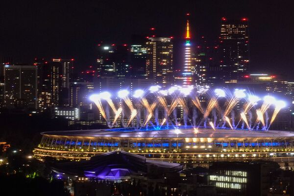 La ceremonia de clausura de los Juegos Olímpicos de Tokio 2020 se ha llevado a cabo en el estadio olímpico, ubicado en Tokio, Japón. En la foto: los fuegos artificiales en las afueras del estadio. - Sputnik Mundo