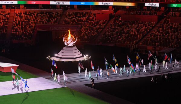 El paso de los atletas durante la ceremonia de clausura de los Juegos Olímpicos. - Sputnik Mundo