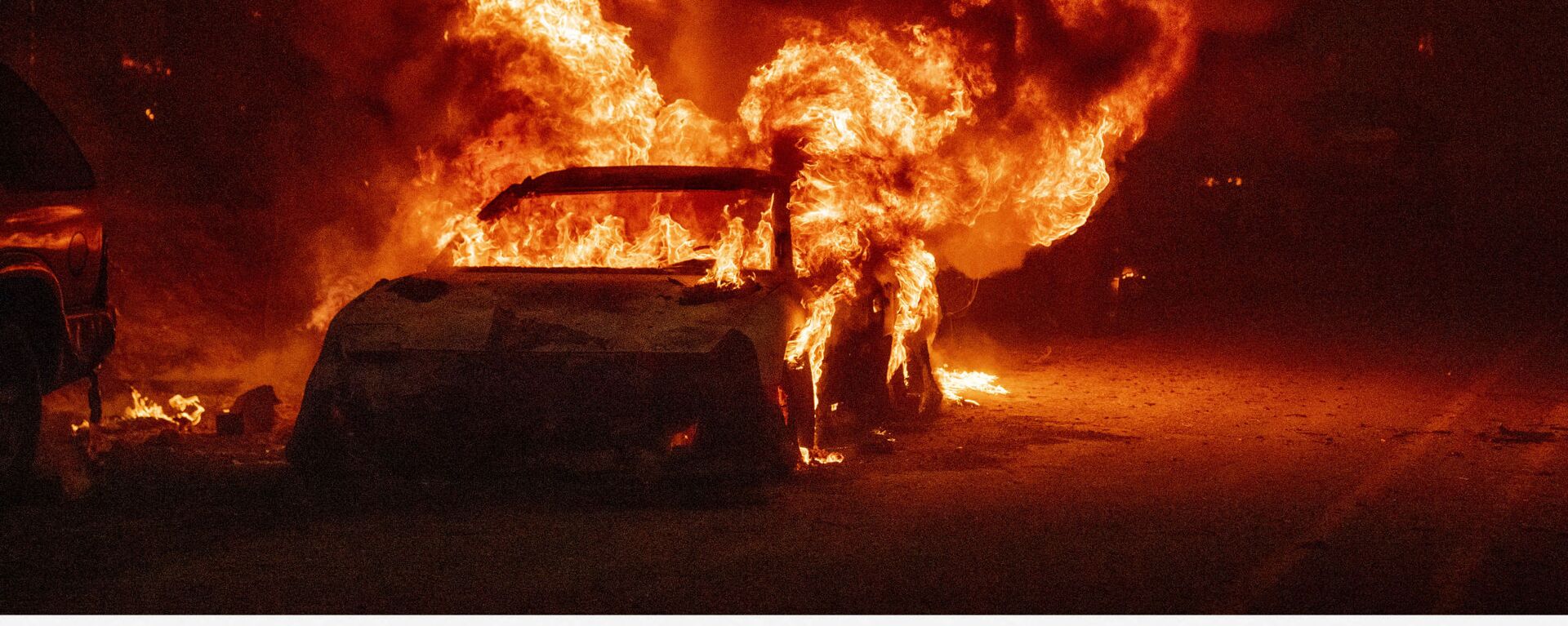 Взрыв автомобиля во время пожара Дикси в районе Индиан-Фолс, США - Sputnik Mundo, 1920, 09.08.2021