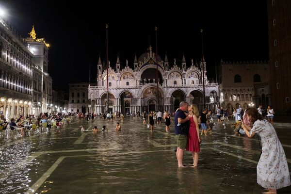 La subida del agua en Venecia suele tener lugar entre los meses de octubre y abril. Esta es la quinta vez que es registrada en verano. - Sputnik Mundo
