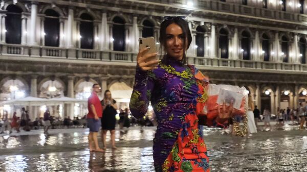 Люди на затопленной площади Святого Марка в Венеции - Sputnik Mundo