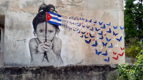 Rostros de niños en murales de la serie 'Colosos', del artista Maisel López, ubicados en La Habana, Cuba - Sputnik Mundo