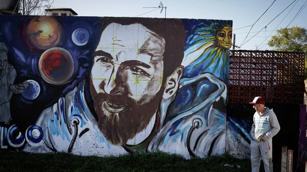 Un mural con el rostro de Lionel Messi en la ciudad argentina de Rosario - Sputnik Mundo