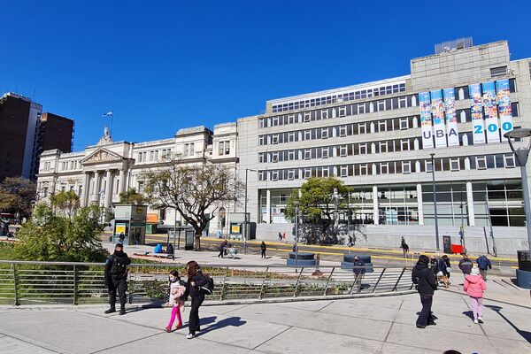 Sede de la Facultad de Ciencias Económicas de la UBA, en la que se aprecia sus construcciones nuevo y antiguo Sede de la Facultad de Ciencias Económicas de la UBA, en la que se aprecia sus construcciones nuevo y antiguo - Sputnik Mundo