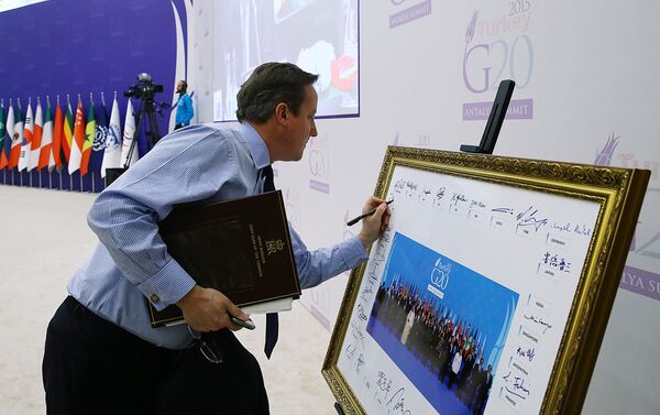 Otro conocido político zurdo es el exprimer ministro británico David Cameron.En la foto: David Cameron firma una foto grupal de los líderes de los países del G-20 durante una cumbre en Antalya (Turquía), 2015. Otro conocido político zurdo es el exprimer ministro británico David Cameron.En la foto: David Cameron firma una foto grupal de los líderes de los países del G-20 durante una cumbre en Antalya (Turquía), 2015. - Sputnik Mundo
