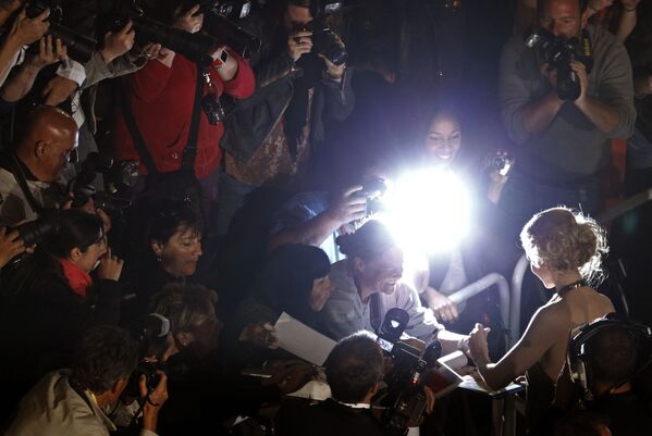 La actriz Nicole Kidman nació zurda, pero aprendió a escribir con la mano derecha a la edad de 35 años mientras se preparaba para interpretar a Virginia Woolf en Las horas.En la foto: Nicole Kidman firma autógrafos en el Festival de Cine de Cannes (Francia), 2012. - Sputnik Mundo