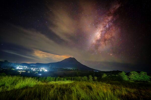 La salida del Sol sobre el volcán Sinabung en el norte de Sumatra (Indonesia) el 8 de agosto. - Sputnik Mundo