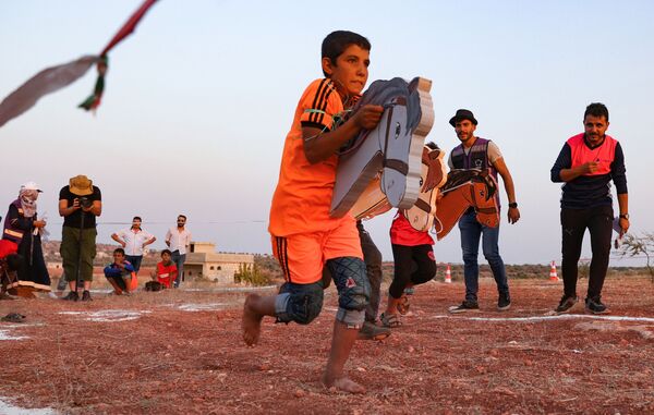 Unos niños sirios desplazados participan de los llamados &quot;Juegos Olímpicos del Campamento 2020&quot; en la ciudad de Fuaa (Siria), el último gran bastión rebelde de Idlib, el 7 de agosto. Esta edición de los JJOO para niños refugiados reunió cerca de 120 jóvenes de 12 campamentos diferentes. - Sputnik Mundo