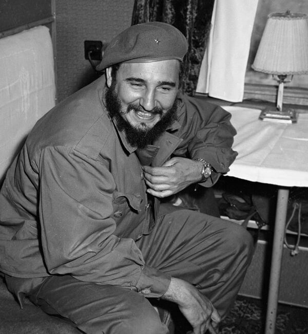 Fidel Castro, primer secretario del Comité Central del Partido Comunista de Cuba y presidente del Consejo de Ministros, visita la URSS en abril-junio de 1963. En la foto: el líder de la Revolución cubana en un vagón durante su viaje en tren desde la ciudad rusa de Irkutsk, hasta la ciudad de Bratsk, en Siberia. - Sputnik Mundo