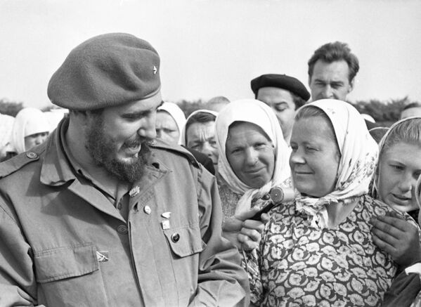 La Unión Soviética era muy extensa en territorio y acogía lo que hoy en día son otros países. Fidel Castro visitó lugares más alejados como Ucrania. En la foto: el líder cubano saluda de cerca a los agricultores ucranianos. - Sputnik Mundo