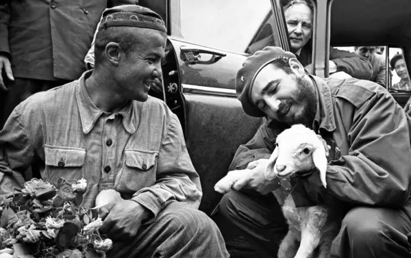 Fidel Castro in una fattoria cooperativa durante la sua visita alla SSR uzbeka.  - Mondo Sputnik