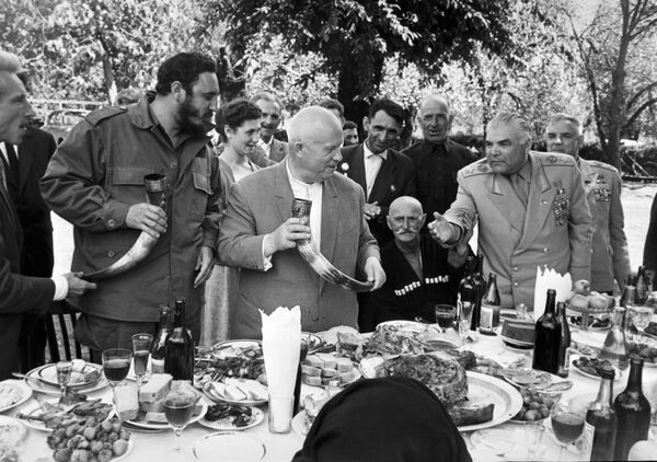 Una de las fotografías más festivas de Fidel Castro durante su viaje por la URSS fue cuando se encontró con el primer secretario del Partido Comunista de la Unión Soviética, Nikita Khrushchev, en Georgia, donde le prepararon todo un banquete tradicional para recibirlo. - Sputnik Mundo