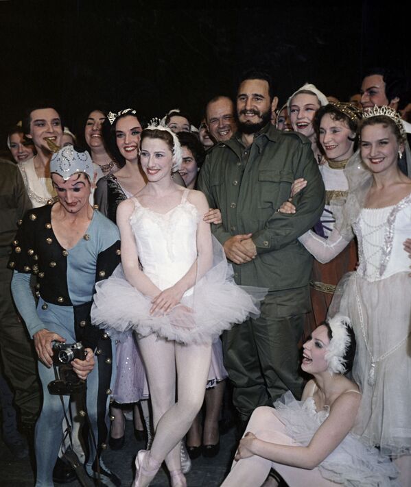 Fidel Castro también visitó el famoso Teatro Bolshói, en Moscú, para ver el ballet El lago de los cisnes. Tras la representación, se reunió con los bailarines y la leyenda del ballet mundial Maya Plisetskaya (centro). Fidel Castro también visitó el famoso Teatro Bolshói, en Moscú, para ver el ballet El lago de los cisnes. Tras la representación, se reunió con los bailarines y la leyenda del ballet mundial Maya Plisetskaya (centro). - Sputnik Mundo
