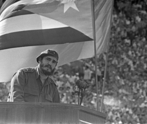 La visita del líder cubano duró del 26 de abril al 3 de junio de 1963. En la foto: Fidel Castro asiste a un mitin de amistad soviético-cubano en la Gran Arena Deportiva del Estadio Central Lenin en Luzhniki. - Sputnik Mundo