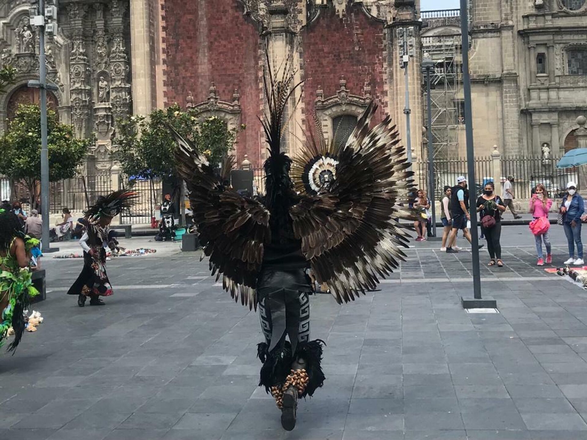 Danzantes de los Guerreros Águila prehispánicos en Templo Mayor de Tenochtitlán, frente a Catedral Metropolitana - Sputnik Mundo, 1920, 13.08.2021