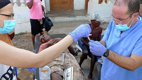 Brigada médica cubana en Haití brinda atención de primeros auxilios a damnificados por terremoto - Sputnik Mundo
