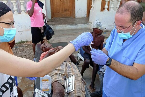 Brigada médica cubana en Haití brinda atención de primeros auxilios a damnificados por terremoto - Sputnik Mundo