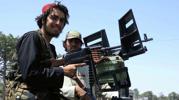 Fuerzas talibanes patrullan una calle en Herat - Sputnik Mundo