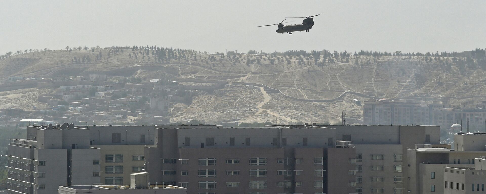 Un helicóptero militar estadounidense volando sobre la embajada de Estados Unidos en Kabul el 15 de agosto de 2021 - Sputnik Mundo, 1920, 16.08.2021