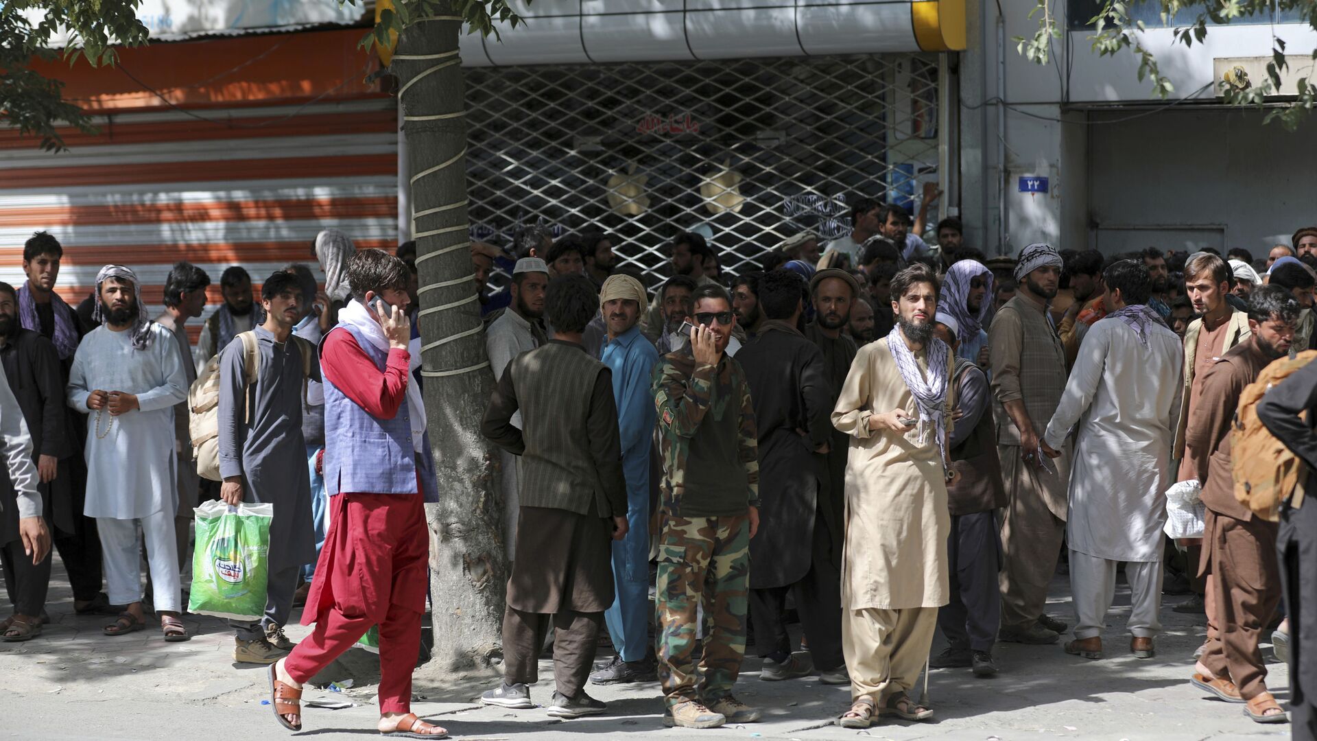 Афганцы в очереди в банк в Кабуле  - Sputnik Mundo, 1920, 17.08.2021