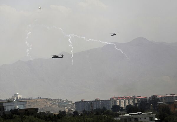 Los helicópteros militares estadounidenses Black Hawk sobrevolaban el cielo de Kabul. - Sputnik Mundo