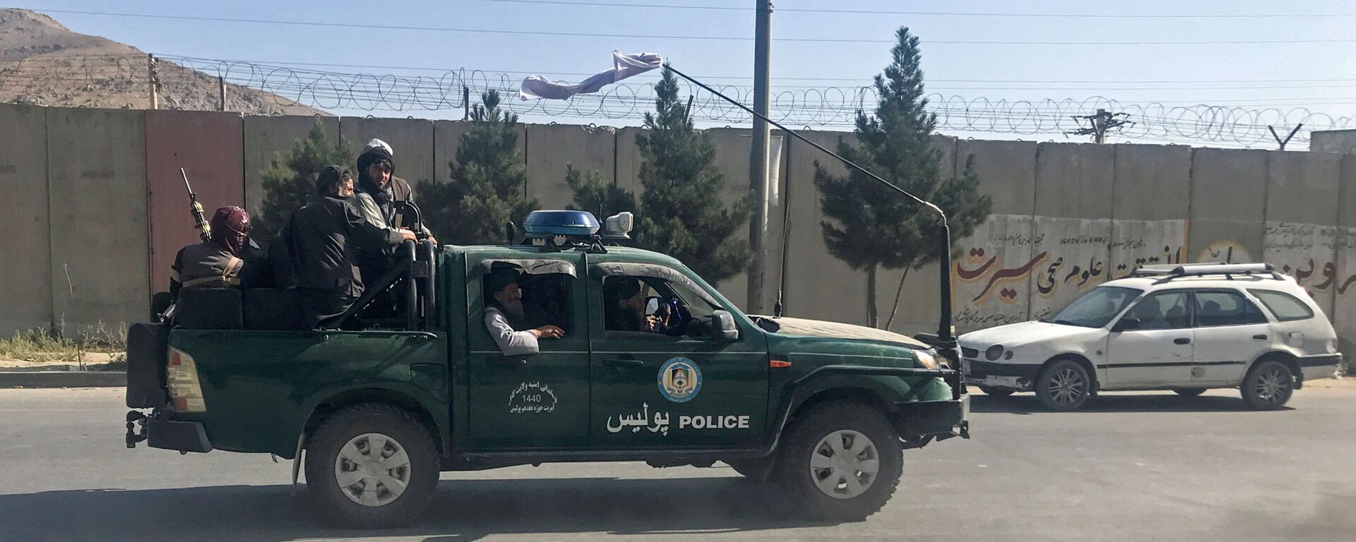 Combatientes talibanes viajan en un vehículo policial en Kabul - Sputnik Mundo, 1920, 17.08.2021
