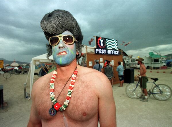 Fue en Tennessee donde el artista comenzó su carrera artística a mediados de los años 50. Uno de sus primeros sencillos, Heartbreak Hotel, se convirtió en un éxito número uno rápidamente.En la foto: un hombre disfrazado de &#x27;Elvis Presley de cara azul&#x27; posa para una foto durante el festival Burning Man el 5 de septiembre de 1998 en el desierto de Black Rock en el norte de Nevada (EEUU). - Sputnik Mundo