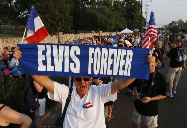 Elvis Aaron Presley nació en la ciudad estadounidense de Tupelo, en Misisipi, pero a los 13 años la familia de la futura estrella del rocanrol decidió mudarse a Memphis, en el estado de Tennessee.En la foto: un fanático de Elvis Presley sostiene un cartel en el que se lee &quot;Elvis para siempre&quot;, mientras espera en una fila para visitar la tumba del artista en la víspera del 30 aniversario de su muerte, el 15 de agosto de 2007 en Tennessee (Estados Unidos). - Sputnik Mundo