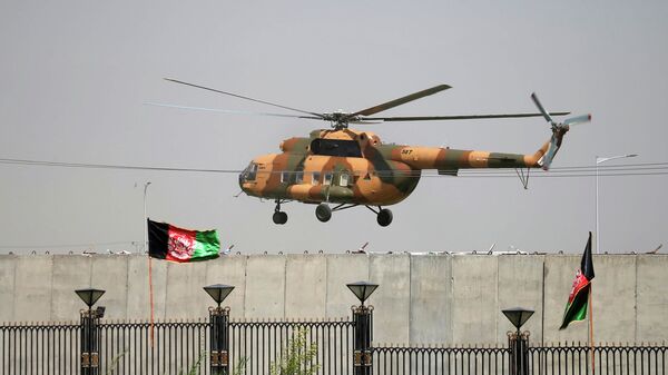 El helicóptero en el que abandonó Afganistan el expresidente Ashraf Ghani - Sputnik Mundo