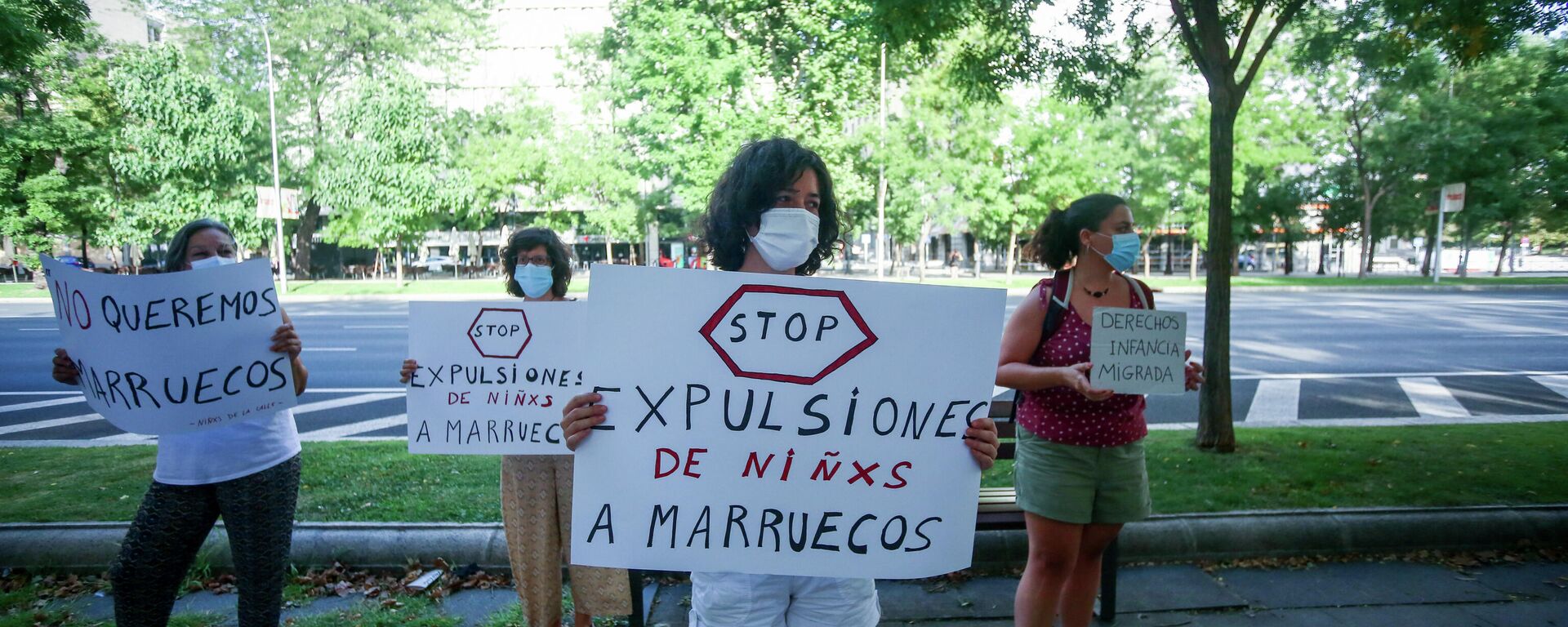 Participante lleva un cartel que dice 'Stop expulsiones de niñxs a Marruecos' durante una manifestación contra la deportación de los menores migrantes marroquíes - Sputnik Mundo, 1920, 16.08.2021