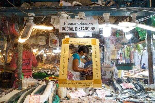 Aquarium, del filipino JL Javier, ocupó el primer lugar en la categoría La nueva normalidad. Muestra a una vendedora de pescado en el mercado de Manila. - Sputnik Mundo