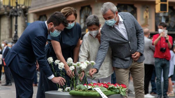 El president de la Generalitat, Pere Aragonès; la alcaldesa de Barcelona, Ada Colau; y el primer teniente de alcalde de Barcelona, Jaume Collboni, depositan flores blancas en el aniversario de los atentados del 17 de agosto de 2017, en el Memorial de La Rambla - Sputnik Mundo