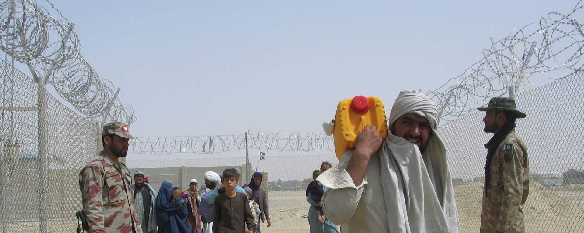 Las personas que llegan de Afganistán se dirigen al punto de cruce de Friendship Gate en la ciudad fronteriza entre Pakistán y Afganistán de Chaman, Pakistán - Sputnik Mundo, 1920, 17.08.2021