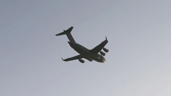 Un avión C-17 Globemaster III en el cielo de Kabul - Sputnik Mundo