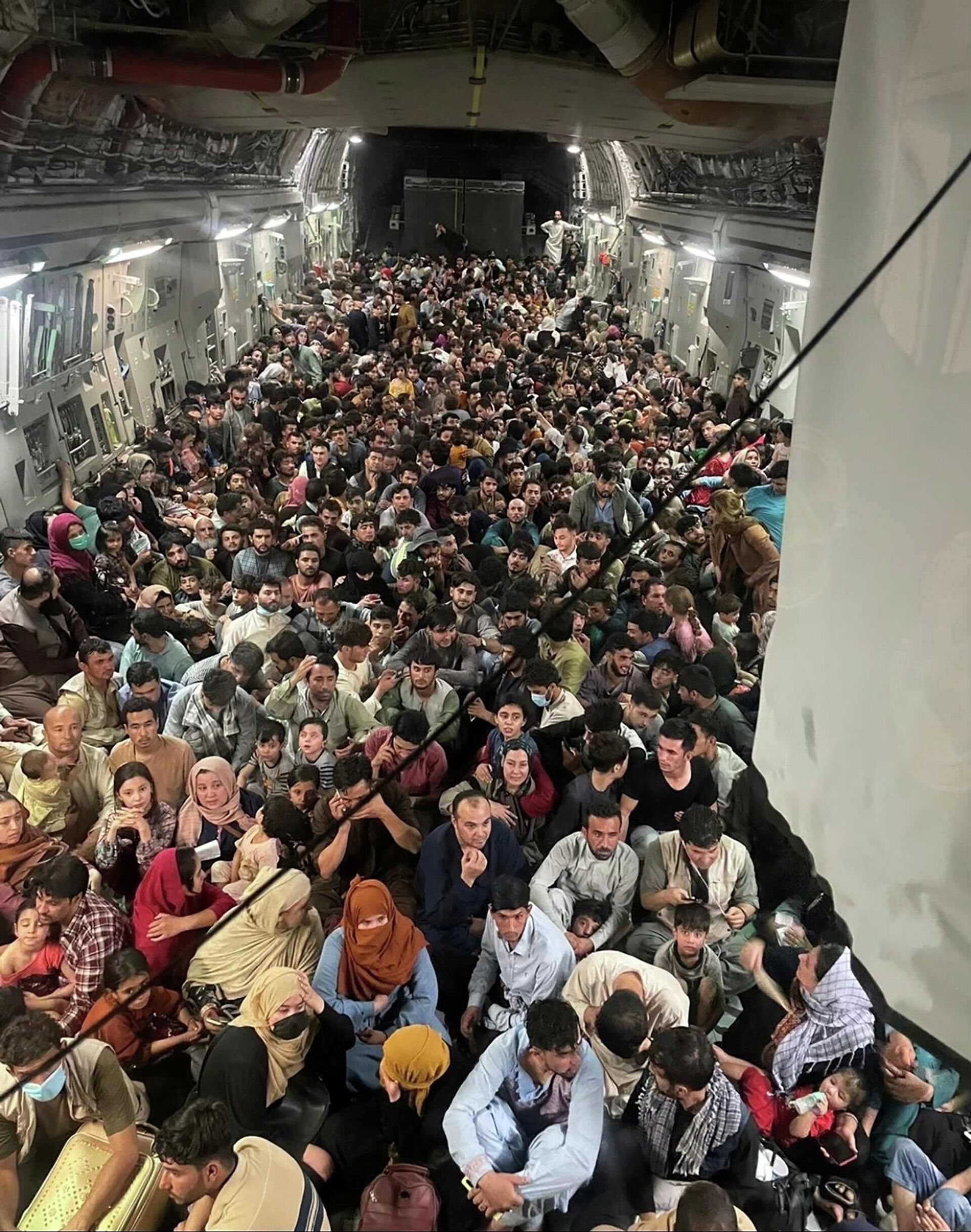 Civiles afganos a bordo del C-17 Globemaster - Sputnik Mundo, 1920, 17.08.2021
