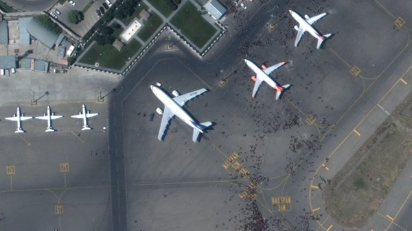 Las imágenes por satélite del caos en el aeropuerto de Kabul - Sputnik Mundo