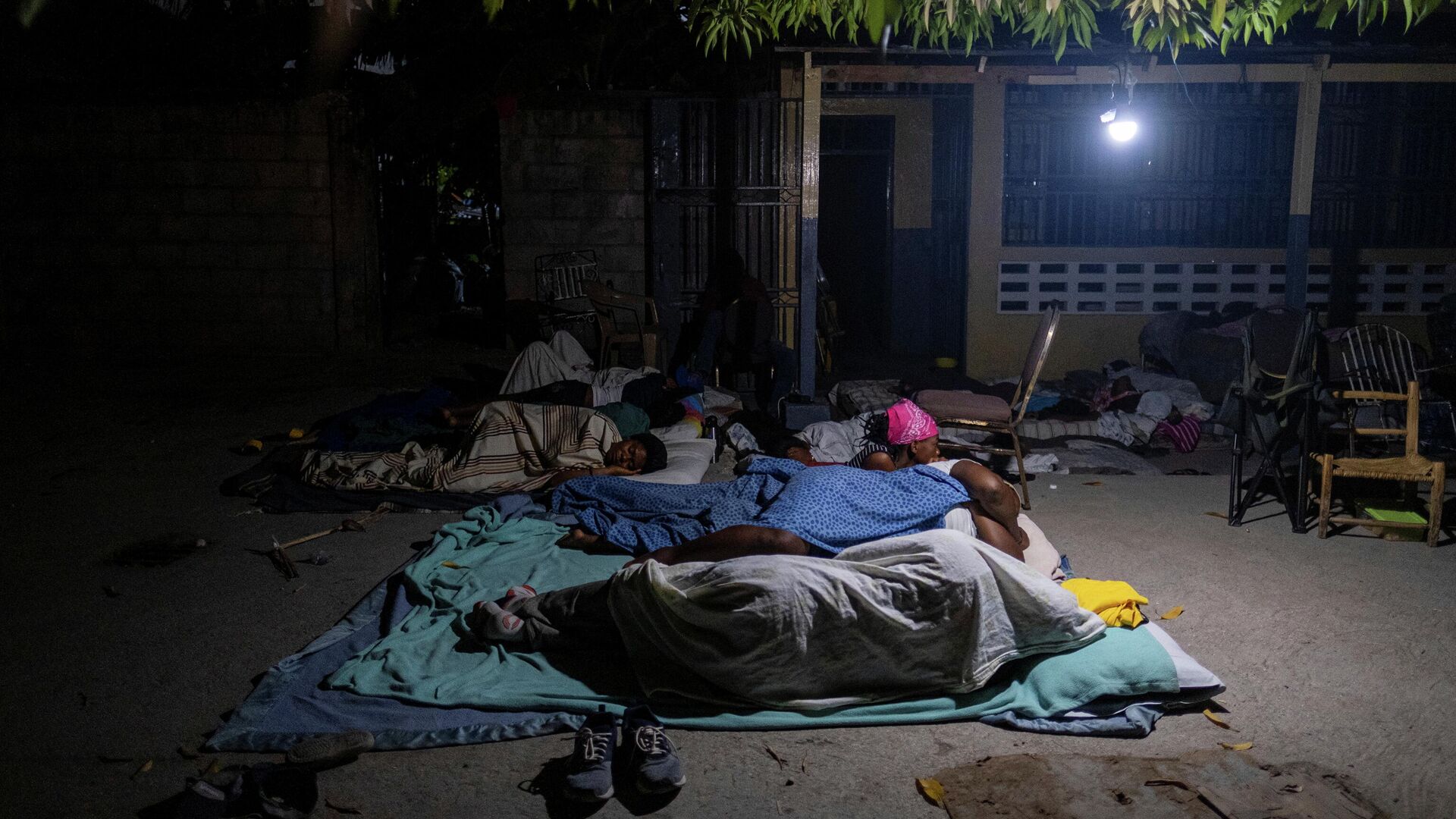 Unos haitianos duermen en la calle tras el sismo - Sputnik Mundo, 1920, 19.08.2021