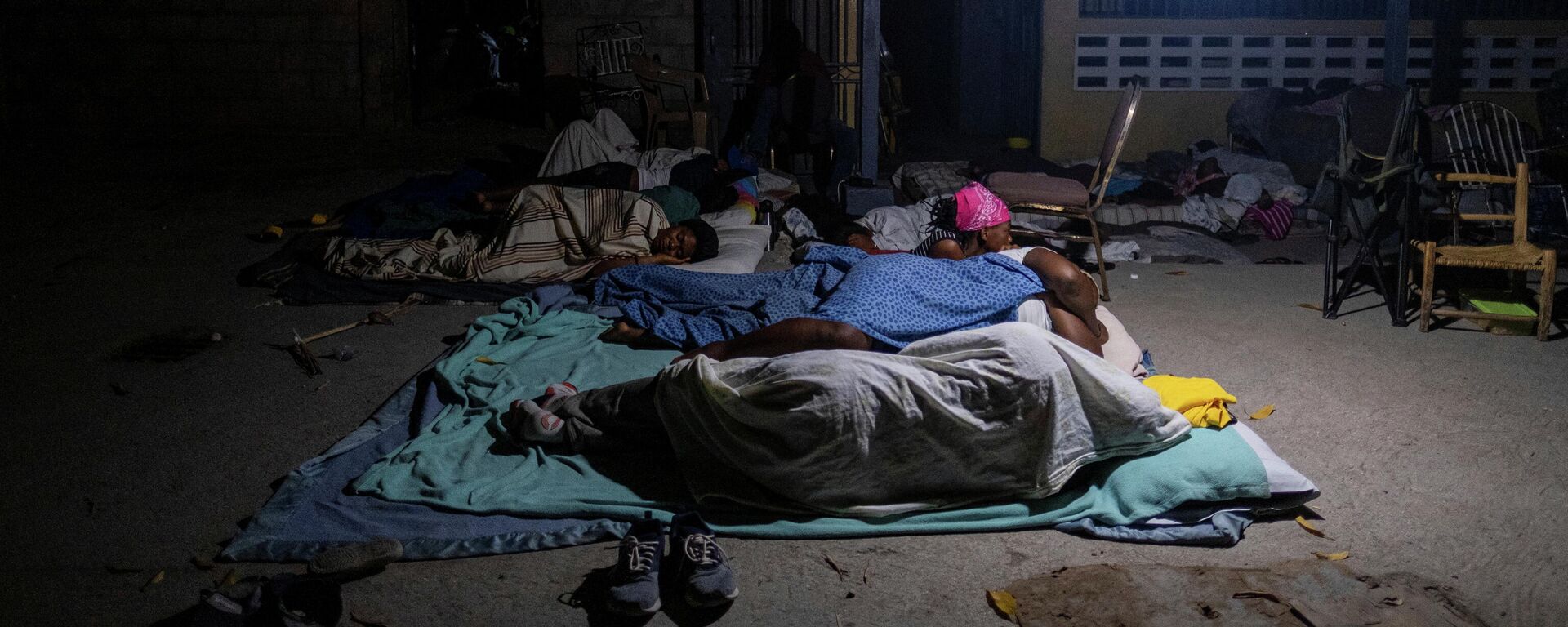 Unos haitianos duermen en la calle tras el sismo - Sputnik Mundo, 1920, 19.08.2021