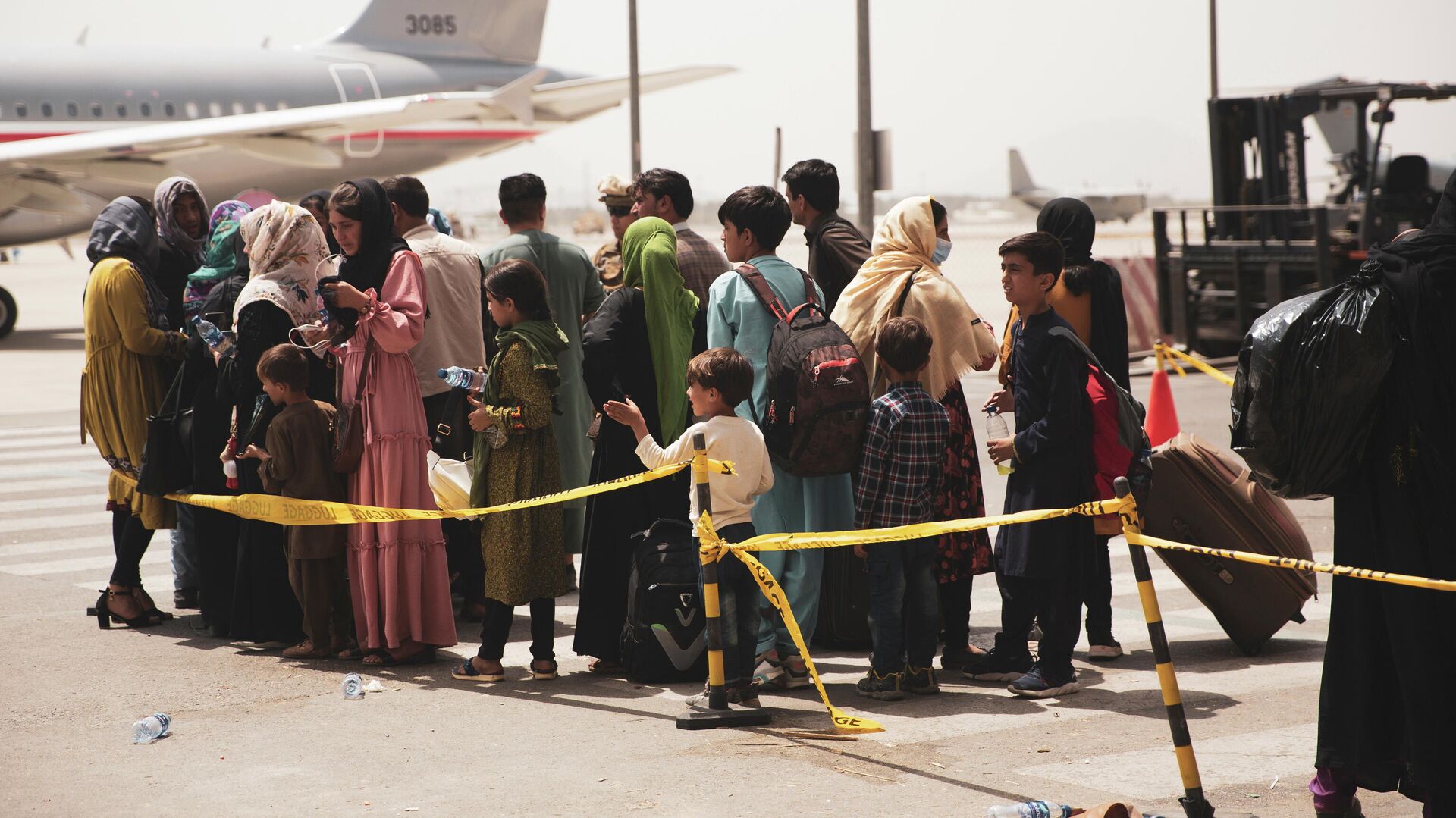 Civiles abordan un avión durante una evacuación en el Aeropuerto Internacional Hamid Karzai, Kabul - Sputnik Mundo, 1920, 24.08.2021
