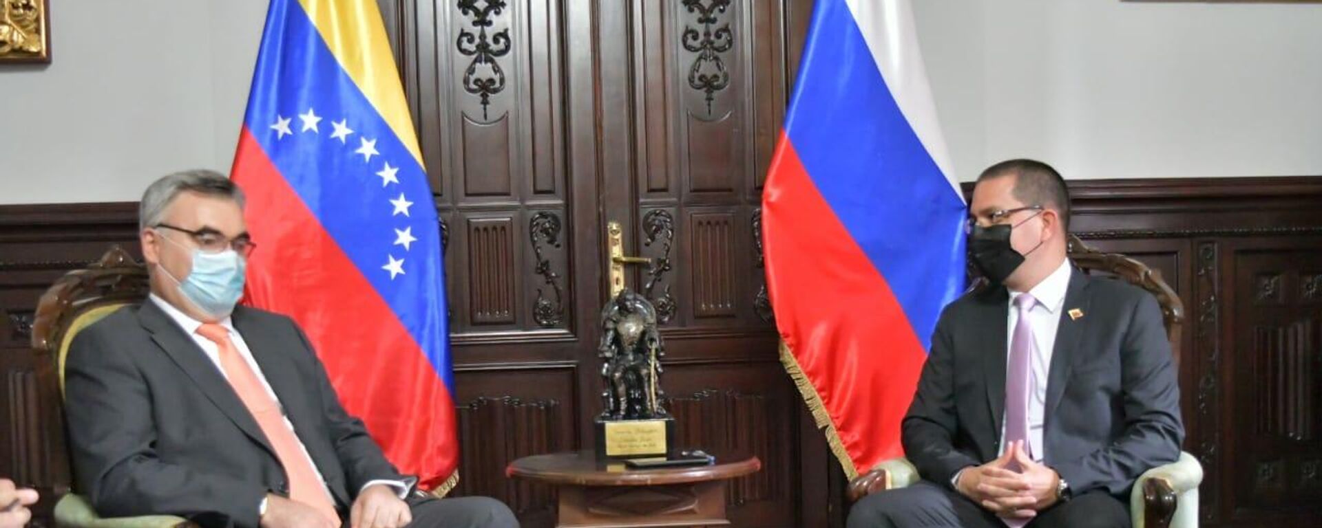 El embajador de Rusia en Caracas, Serguéi Melik-Bagdasárov, y el canciller de Venezuela, Jorge Arreaza - Sputnik Mundo, 1920, 17.01.2022