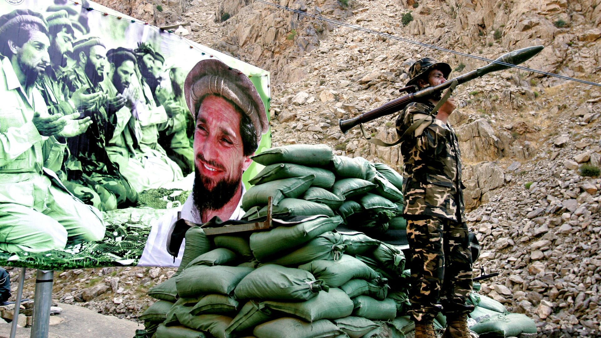 Soldado afgano frente el poster con Ahmad Shah Masud, señor de la guerra de Afganistán conocido como 'el león de Panshir' (archivo) - Sputnik Mundo, 1920, 20.08.2021