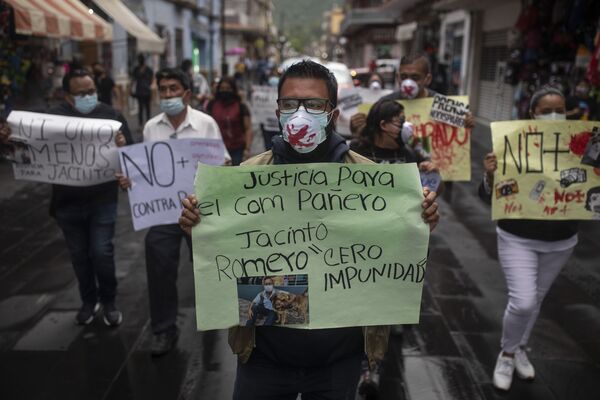 Antes del asesinato, Romero había recibido amenazas por WhatsApp. Foto: manifestantes protestan contra el asesinato del periodista Jacinto Romero en Orizaba, Veracruz. - Sputnik Mundo