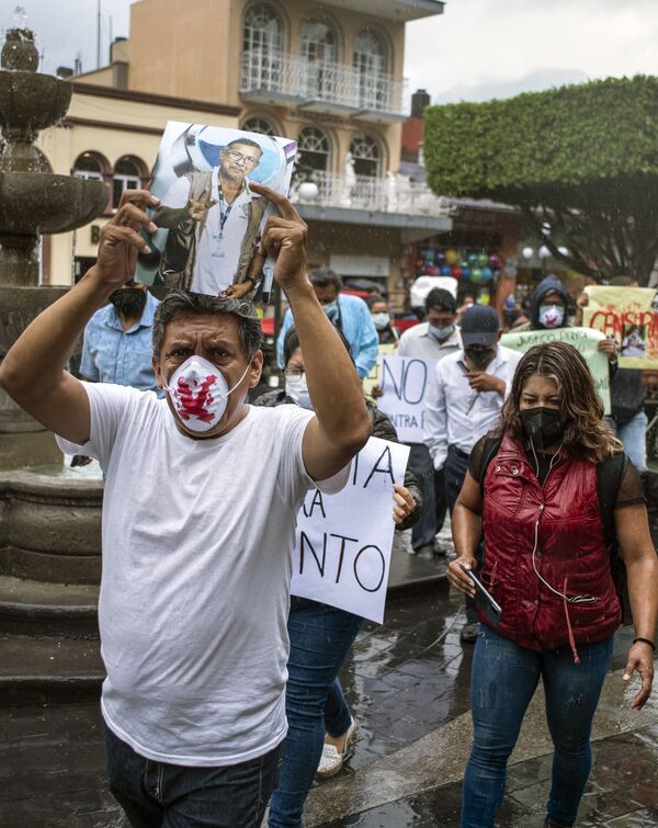 México es uno de los cinco países más peligrosos para la profesión periodística, por delante incluso de zonas en conflicto como Irak. Foto: manifestantes protestan contra el asesinato del periodista Jacinto Romero en Orizaba, Veracruz. - Sputnik Mundo