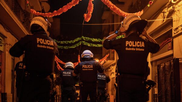 Agentes de la Guardia Urbana en el barrio de Gràcia (Barcelona) - Sputnik Mundo